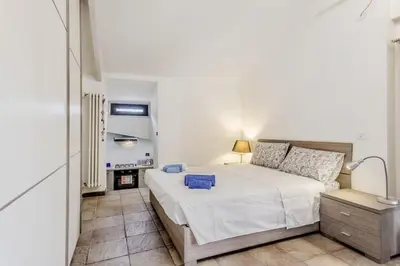 a bedroom with a large white bed in a room at Ninkasi Bed and Beer Loft in Rome