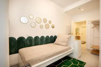 a bedroom with a large green padded wall at Roma Borghese - casa vacanze in Rome