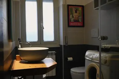 a bathroom with a bowl sink on a counter at Casa Cycas in Rome