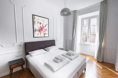 a bedroom with a white bed with white pillows at Stylish 1BR, 2BATH Apartment Castel Sant'Angelo 6A in Rome