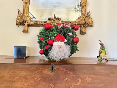 a christmas wreath sitting on top of a table at Eleganza e Arte a Città Giardino 5' Metro B in Rome