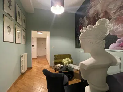 a living room with a statue of a woman at Banchi Vecchi Stay Rooms in Rome