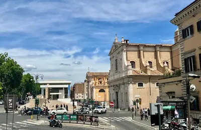 a busy city street with cars and a building at Appartamento Porto di Ripetta in Rome