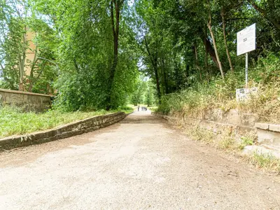 a dirt road with trees and a sign on it at Casa Lo Vercio in Rome