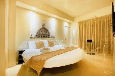 a bedroom with a large white bed in a room at Magikrooms Luxury in Rome