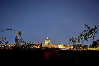 a view of the capitol building at night at San Pietro in Vaticano Terrazza Giovy in Rome