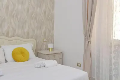 a bedroom with a bed with a yellow pillow on it at Interno 5 elegante residenza per 10 pax vicina a Colosseo e Santa Maria Maggiore in Rome