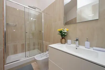 a bathroom with a sink and a shower and a toilet at Interno 5 elegante residenza per 10 pax vicina a Colosseo e Santa Maria Maggiore in Rome