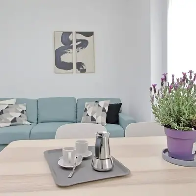 Brand New Modern Apt 2 Stops to Colosseum