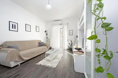 a white living room with a couch and a table at Makà, una struttura dal fascino unico in Rome