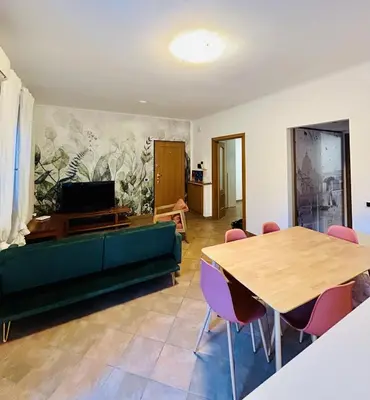 a living room with a green couch and a table at casa di Stefano in Vaticano in Rome