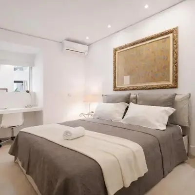 Modern Flat Historic 1200s Palace Steps from Navona