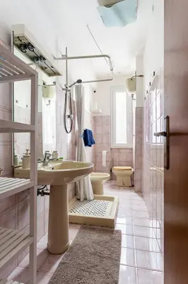 a bathroom with a sink and a toilet and a shower at Ampia stanza luminosa a San Giovanni, piano alto con finestra o balcone in Rome