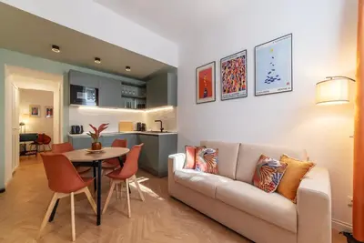 a living room with a couch and a table at Appartamento moderno e silenzioso a Trastevere in Rome