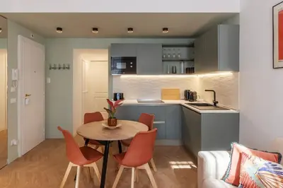 a kitchen and dining room with a table and chairs at Appartamento moderno e silenzioso a Trastevere in Rome
