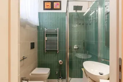 a bathroom with a shower and a toilet and a sink at Loft moderno e silenzioso a Trastevere in Rome
