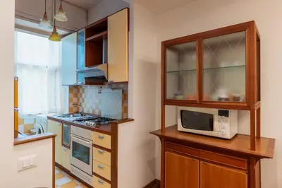 a kitchen with a microwave on a counter and a microwave at Appartamento ben collegato con aeroporto e centro in Rome