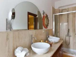 a bathroom with two sinks and a large mirror at B&B La Terrazza in Rome