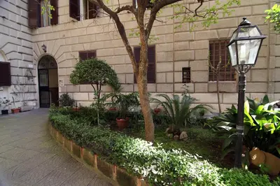 a street light next to a building with a tree at Elegance in Rome