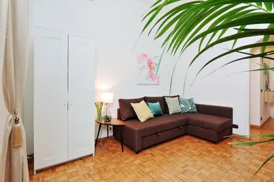 a living room with a couch and a plant at Parrotshouse in Rome
