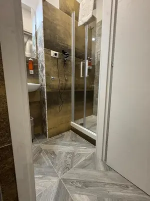 a bathroom with a shower with a glass door at LUXOR ECO ROMA CASA E APPARTAMENTO PER VACANZE IN CENTRO Piazza Bologna, Colosseo, Piazza di Spagna, Vaticano, San Pietro, Sapienza, Fontana di Trevi, Piazza Navona, Trastevere, Tiburtina, Termini, Aeroporto in Rome