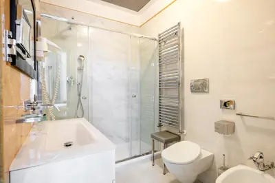 a bathroom with a shower and a toilet and a sink at The Five Oscars Inn in Rome