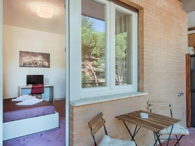 a room with a window and a bed and a table at Guesthouse Park Pines in Rome