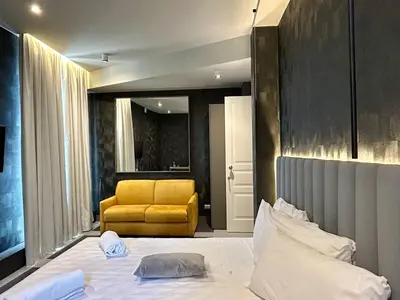 a hallway leading to a room with a hallwayngth at Private Luxury Suites in Rome