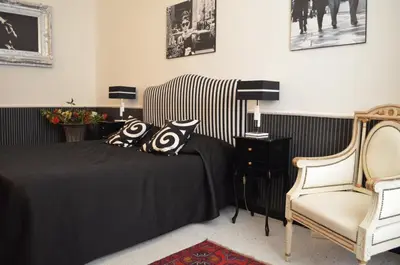a bedroom with a bed and a chair at Sweetdreams Inn in Rome