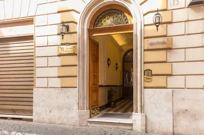 an entrance to a building with a mirror at Soggiorno Angelus in Rome