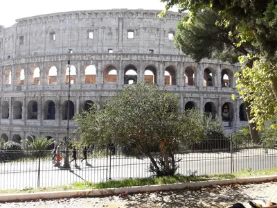 a view of the colosseum in front of the building at La Romàntìca al Colosseo in Rome
