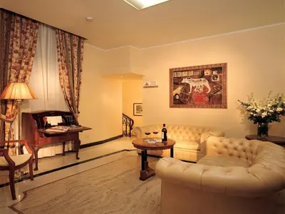 a living room with a couch and a piano at Hotel Aberdeen in Rome