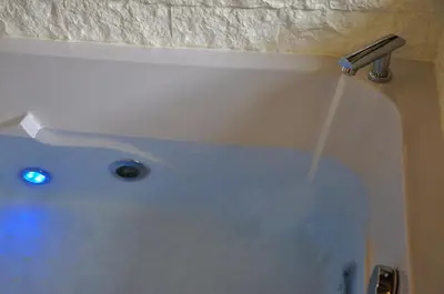 a stream of water pouring into a bath tub at Navona Nice Room in Rome