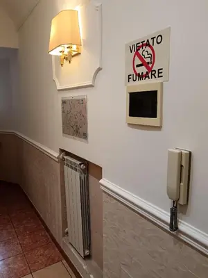 a waiting room with a sign on the wall at Appartamento Privato Simone in Rome
