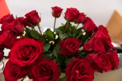 a bouquet of red roses in a vase at Eccelso Hotel in Rome