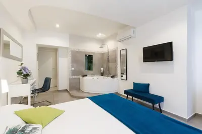 a hotel room with a bed and a bath tub at Aeterna Rooms Collection GuestHouse in Rome