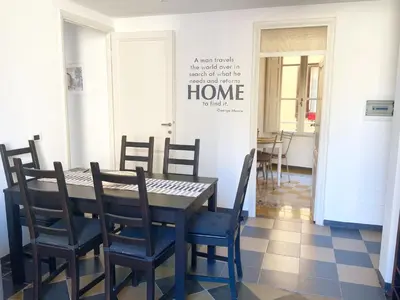 a dining room with a table and chairs at Le Rondini a Roma in Rome
