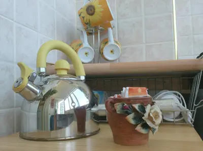 a kitchen counter with a tea kettle and cups on a shelf at Casa Bella B&B 2 Unità - Una con bagno privato oppure camera con bagno condiviso in Rome