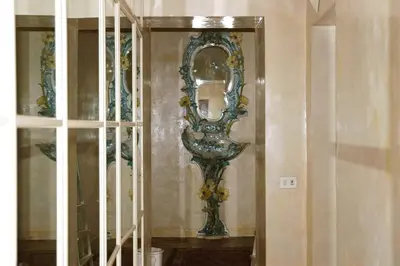 a mirror on a wall in a room at Il Mio Giardino in Rome