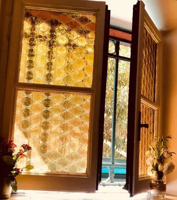a window with a bunch of wine glasses at Il Tempio di Morfeo in Rome