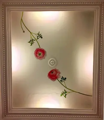 a picture of three roses on a wall at Appart. delizioso nel centro di Roma Vaticano in Rome