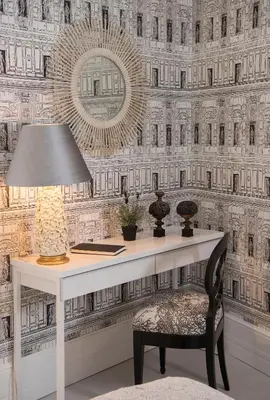 a desk with a lamp and a chair in a room at Roma Fontana di Trevi in Rome