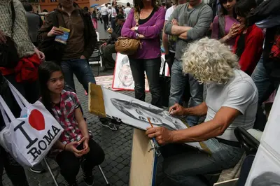 a man holding a sign in a crowd of people at Indimenticabili VACANZE ROMANE nel cuore della città in Rome