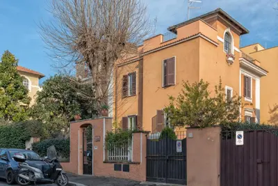 a black scooter parked in front of a house at A Vinicius et Mita in Rome