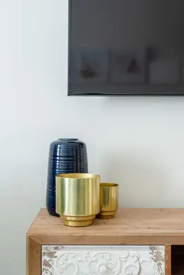 two gold bowls on a wooden table with a mirror at SuityRHome RioneMonti54 in Rome