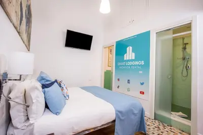 a bedroom with a bed and a sign that reads smart showers at Smart Lodgings Plus in Rome
