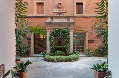 a fountain in the courtyard of a building at Hotel Regina Giovanna in Rome