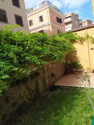 a retaining wall with green plants on the side of a building at Angolo sul Giardino in Rome