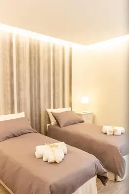 two beds sitting next to each other in a room at La camelia bianca in Rome