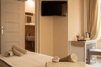 a bedroom with a bed with a television on the wall at Sogno di un'epoca in Rome